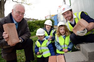 Mountfield pupils with Leazes Chair and Galliford Try site staff